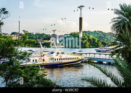 Singapur - Apr 8, 2018: das Harbourfront Centre Fährhafen, der eine Reihe von Fährverbindungen derzeit Verlassen aus dem Harbourfront Centre. Stockfoto