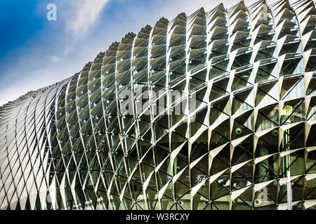 Singapur - May 14, 2018: Architektur Dach Detail der Esplanade, Theater an der Bucht, mit blauen bewölkten Himmel Hintergrund. Stockfoto