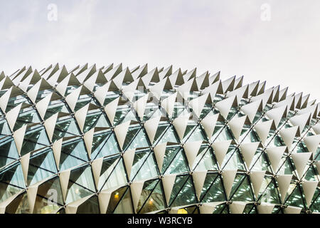 Singapur - May 14, 2018: Architektur Dach Detail der Esplanade, Theater an der Bucht, mit blauen bewölkten Himmel Hintergrund. Stockfoto