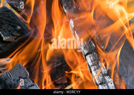 Kamin brennt. Warme gemütliche brennendes Feuer in einem gemauerten Kamin. Gemütliche Hintergrund. Nahaufnahme von brennenden Holz in den Kamin. Stockfoto