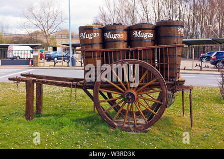 Alte Pferdekutschen Holz Karre für tranporting Fässer Wein gegenüber Bodegas Muga, Haro, La Rioja, Spanien Stockfoto