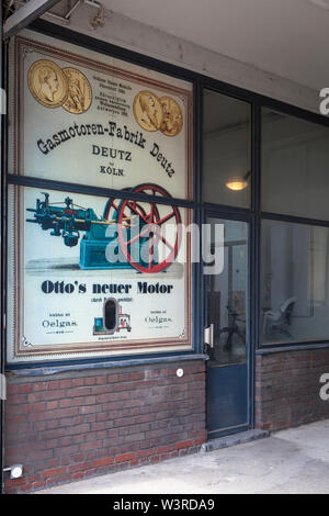 Eingangsbereich des ehemaligen Gasmotorenfabrik Deutz der Klöckner Humboldt Deutz AG auf deutz-muelheimer Straße im Bezirk Mülheim an der Ruhr, Köln, Stockfoto