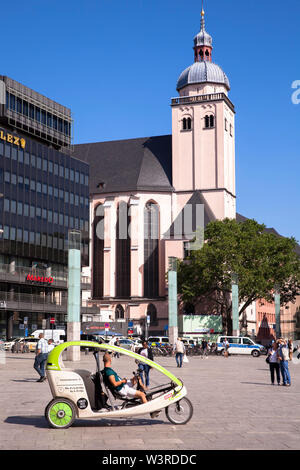 Die Kirche St. Mariae Himmelfahrt in der Nähe von Hauptbahnhof, Rikscha für Sightseeing, Köln, Deutschland sterben Kirche St. Mariae Himmelfahrt nahe Hauptbahnhof, Stockfoto