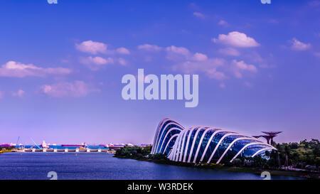 Singapur - Mar 15, 2019: Gärten durch die Bucht bei Marine Bucht mit Blume Dome, Nebelwald, Supertree Grove und Marina Barrage in Aussicht, Singapur. Stockfoto