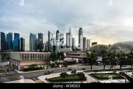 Singapur, Jun 1, 2018: Esplanade Theater an der Bucht Konzertsaal (Spitzname - Durian) an der Waterfront, Marina Bay. Wolkenkratzer von Finanzplatz in Stockfoto