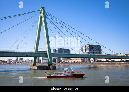 Die severins Brücke über den Rhein, im Hintergrund der Hafen Rheinauhafen mit dem Kran Häuser, Feuerlöschboot, Köln, Deutschland di Stockfoto