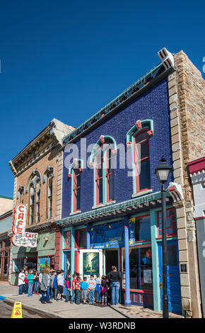 Kinder am Eingang der Indigo Theater an Baca Gebäude, 1884, Bridge Street, Las Vegas, New Mexico, USA Stockfoto