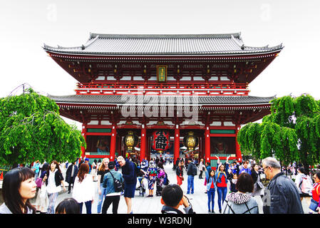 Touristen, die in der Eingangshalle des alten buddhistischen Tempel Senso-ji in Asakusa, Tokyo, Japan, Kannon gewidmet Stockfoto