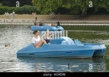 London, Großbritannien. 17. Juli, 2019. Sonnigen Tag im Hyde Park Credit: JOHNNY ARMSTEAD/Alamy leben Nachrichten Stockfoto