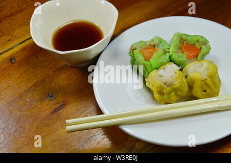 Gedünsteter chinesische Knödel mit Sojasoße Stockfoto