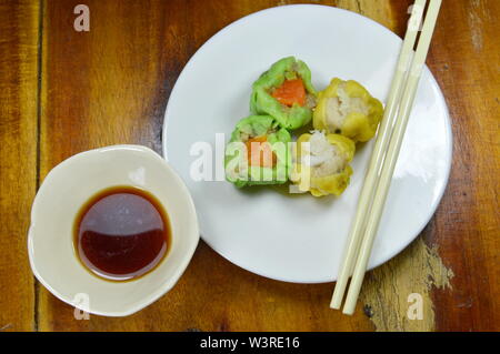 Gedünsteter chinesische Knödel mit Sojasoße Stockfoto
