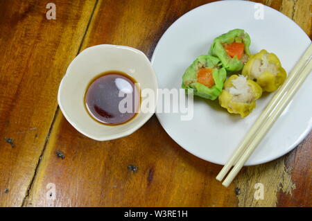 Gedünsteter chinesische Knödel mit Sojasoße Stockfoto