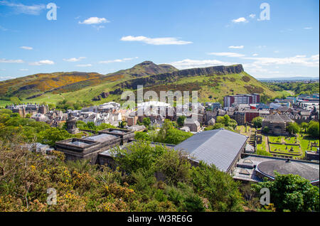 Holyrood Park & Arthurs Seat von Calton Hill, Edinburgh, Schottland, Großbritannien Stockfoto