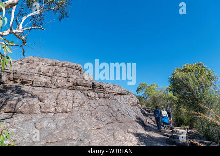 Paar auf der Canyon Trail aus dem Wunderland Parkplatz, Wunderland, Halls Gap, Grampians National Park, Victoria, Australien Stockfoto