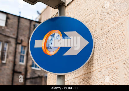 Straßenschilder künstlerisch durch Clet Abraham in Edinburgh geändert. Edinburgh, Schottland. Stockfoto