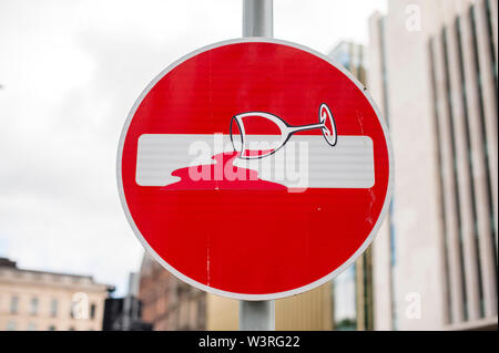 Straßenschilder künstlerisch durch Clet Abraham in Edinburgh geändert. Edinburgh, Schottland. Stockfoto