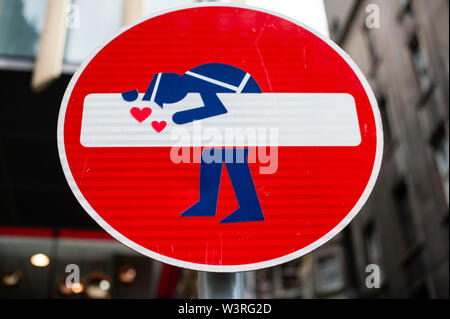 Straßenschilder künstlerisch durch Clet Abraham in Edinburgh geändert. Edinburgh, Schottland. Stockfoto