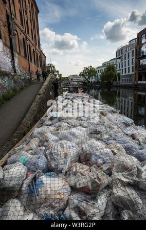 Sammlung von Abfällen barge Reisen entlang Grand Union Canal vom Camden Market, die wiederverwertbaren Abfall zu Powerday Verarbeitungsbetrieb Website in Acton, UK trägt Stockfoto