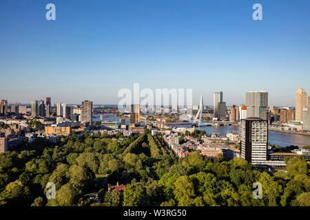 Rotterdam city Luftbild. Stadtbild, die Maas und die Erasmusbrücke, Sommer sonnigen Tag, Niederlande Stockfoto