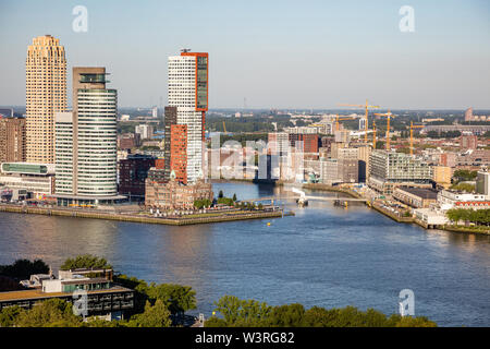 Rotterdam city Luftbild. Stadtbild und Maas, Sommer sonnigen Tag, Blick vom Aussichtsturm Euromast Turm, Niederlande Stockfoto