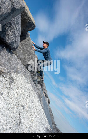 Mann, Klettern auf Felsen Stockfoto