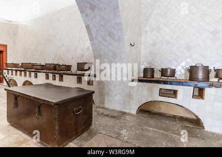 Alte Küche Interieur voller Kupfer Töpfe, National Palast von Sintra, Portugal Stockfoto