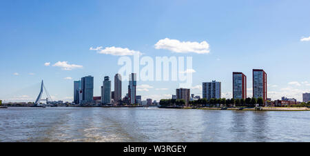 Rotterdam, Niederlande, Panoramaaussicht. Stadtbild und Erasmus Brücke, sonnigen Tag. Waterfront Gebäude am Fluss Maas Stockfoto