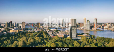 Rotterdam city Luftbild. Panorama Rotterdam Stadt, die Maas und die Erasmusbrücke, sonnigen Tag. Niederlande, Fahne Stockfoto