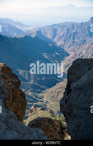 Sicht vom Roque Nublo - zweiter Platz in Gran Canaria 1813 Meter über dem Meeresspiegel. Tolle Aussicht auf das Tal. Stockfoto