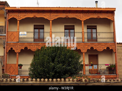 Alte Gebäude in Haro mit verzierten Holz Veranda, La Rioja, Spanien Stockfoto