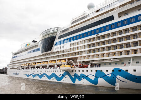 Das Kreuzfahrtschiff AIDA Sol dockte an der Elbe in Hamburg an. Stockfoto