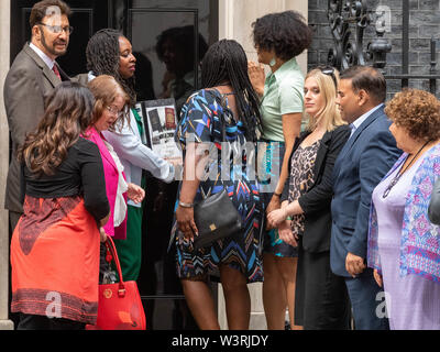 London, Großbritannien. 17. Juli 2019 Eine Gruppe von MP meines Dawn Butler MP, und Schatten Frauen und Gleichheitminister und Afzal Khan MP Shadow Minister für Einwanderung; stellt eine Petition fordert die Ministerpräsidenten die herausragende Windrush Probleme beheben, bevor sie verlässt office Credit Ian Davidson/Alamy leben Nachrichten Stockfoto