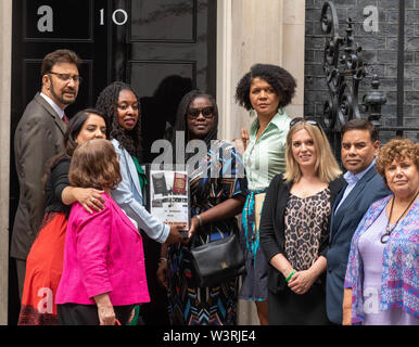 London, Großbritannien. 17. Juli 2019 Eine Gruppe von MP meines Dawn Butler MP, und Schatten Frauen und Gleichheitminister und Afzal Khan MP Shadow Minister für Einwanderung; stellt eine Petition fordert die Ministerpräsidenten die herausragende Windrush Probleme beheben, bevor sie verlässt office Credit Ian Davidson/Alamy leben Nachrichten Stockfoto