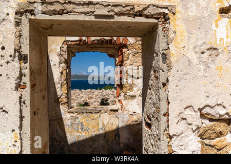 Tür und Fenster gerahmt sardischen Küsten. Detail szenischen Studie aus einem aufgegebenen WW2 Gebäude, an der Klippe Rand #2; Baia Sardinia, Sardinien, Stockfoto