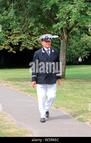 Hurley, Berkshire, Großbritannien. 17. Juli, 2019. Leiter der Worshipful Company der Färber an Hurley Schloss am Tag drei der Swan Upping 2019. Eine Woche lang Umfrage der Schwäne auf der Themse, von Sunbury in Surrey, Abingdon in Oxfordshire. Die Royal Swan Oberteil, der die Scarlet uniform von Ihrer Majestät der Königin, Reisen in traditionellen Rudern skiffs tragen zusammen mit Swan Oberteil von der Winzer und Dyers' Livery unternehmen. Credit: Julia Gavin/Alamy leben Nachrichten Stockfoto