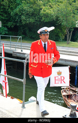 Hurley, Berkshire, Großbritannien. 17. Juli, 2019. Swan Marker, David Friseur an Hurley Schloss am Tag drei der Swan Upping 2019. Eine Woche lang Umfrage der Schwäne auf der Themse, von Sunbury in Surrey, Abingdon in Oxfordshire. Die Royal Swan Oberteil, der die Scarlet uniform von Ihrer Majestät der Königin, Reisen in traditionellen Rudern skiffs tragen zusammen mit Swan Oberteil von der Winzer und Dyers' Livery unternehmen. Credit: Julia Gavin/Alamy leben Nachrichten Stockfoto