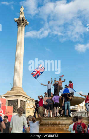 LONDON, Großbritannien - 14 Juli, 2019: ekstatische Fans in den Brunnen am Trafalgar Square feiern nach Englands Sieg in der ICC Cricket World Cup Stockfoto