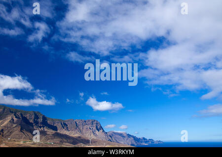 Gran Canaria, Juli, Blick von den Hängen des Montana Amagro Berg in Galdar Gemeinde, nördlich der Inseln, in Richtung Agaete und Klippen von Tamabad Stockfoto