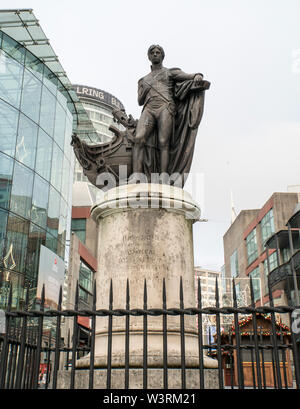 Eine bronzene Statue von Admiral Lord Nelson, in der Stadt Birmingham, Großbritannien Stockfoto