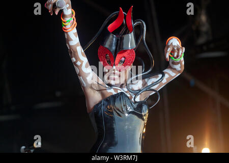 In der Nähe von Grace Jones Dachverkleidung auf der Hauptbühne am OnBlackheath Music Festival 2019 Stockfoto