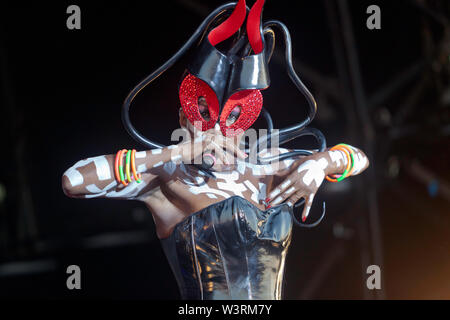 In der Nähe von Grace Jones Dachverkleidung auf der Hauptbühne am OnBlackheath Music Festival 2019 Stockfoto