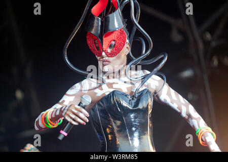 In der Nähe von Grace Jones Dachverkleidung auf der Hauptbühne am OnBlackheath Music Festival 2019 Stockfoto