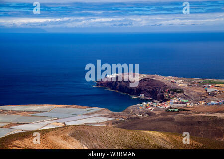 Gran Canaria, Juli, Blick von den Hängen des Montana Amagro Berg in Galdar Gemeinde gegenüber kleinen Dorf Sardina del Norte Stockfoto