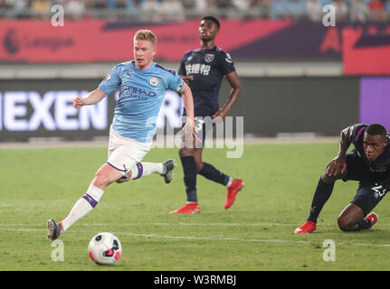 (190717) - NANJING, Juli 17, 2019 (Xinhua) - Kevin De Bruyne (1 L) von Manchester City konkurriert Bei der Premier League Asien Trophy Match zwischen Manchester City und West Ham United in Nanjing in der ostchinesischen Provinz Jiangsu am 17. Juli 2019. (Xinhua / Yang Lei) Stockfoto