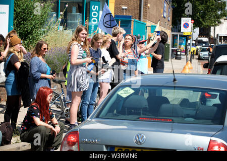 London, Großbritannien. 16. Juli, 2019. Aussterben Rebellion in London. London, Großbritannien. 16. Juli, 2019. Protest am Standort der vorgeschlagenen konkreten Werk in East London Credit: Gareth Morris/Alamy leben Nachrichten Stockfoto