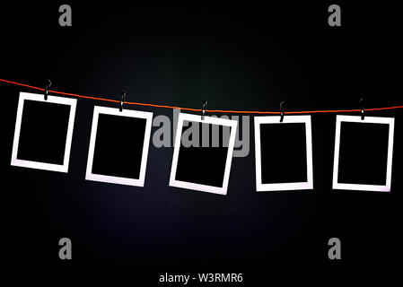 Leere Polaroid Fotos hängen an einem Seil in der Fotografie dunkle Zimmer Stockfoto