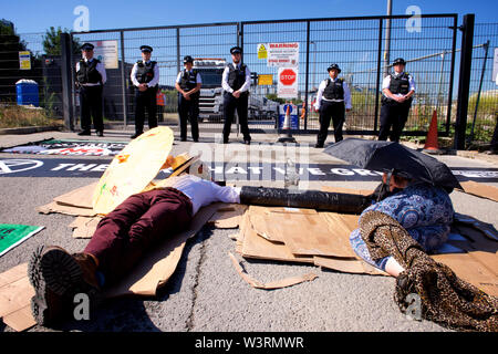 London, Großbritannien. 16. Juli, 2019. Aussterben Rebellion in London. London, Großbritannien. 16. Juli, 2019. Protest am Standort der vorgeschlagenen konkreten Werk in East London Credit: Gareth Morris/Alamy leben Nachrichten Stockfoto
