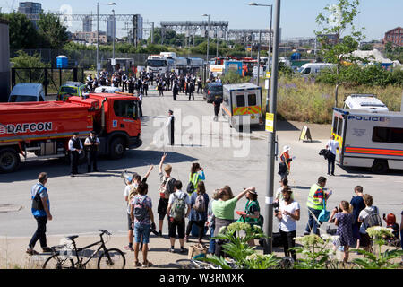 London, Großbritannien. 16. Juli, 2019. Aussterben Rebellion in London. London, Großbritannien. 16. Juli, 2019. Protest am Standort der vorgeschlagenen konkreten Werk in East London Credit: Gareth Morris/Alamy leben Nachrichten Stockfoto