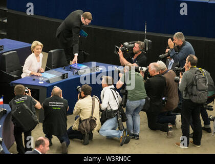 Neu der Präsident der Europäischen Kommission, Ursula von der Leyen reagiert gewählt nach der Abstimmung auf Ihr im Europäischen Parlament in Strassburg . Bundesverteidigungsminister Ursula von der Leyen war eng wie der Präsident der Europäischen Kommission am 16. Juli gewählt, nachdem er mehr als skeptisch Gesetzgeber. Der 60-jährige Konservative nominiert war die erste Frau, die in Brüssel "Top Job im letzten Monat durch die Staats- und Regierungschefs der 28 Mitgliedstaaten der Union, zum Ärger vieler Kollegen. Stockfoto