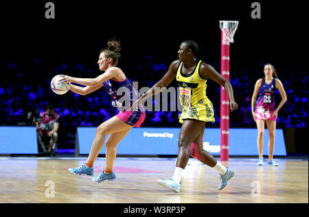 Schottlands Lynsey Gallagher (links) und in Jamaika Vangelee Williams in Aktion während der NETBALL WM-Spiel im M&S Bank Arena, Liverpool. Stockfoto